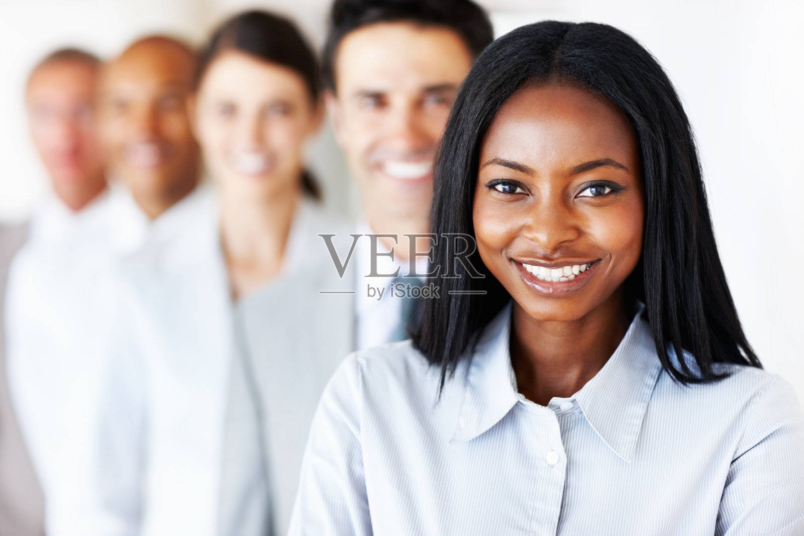 与同事排成一列的女高管照片摄影图片