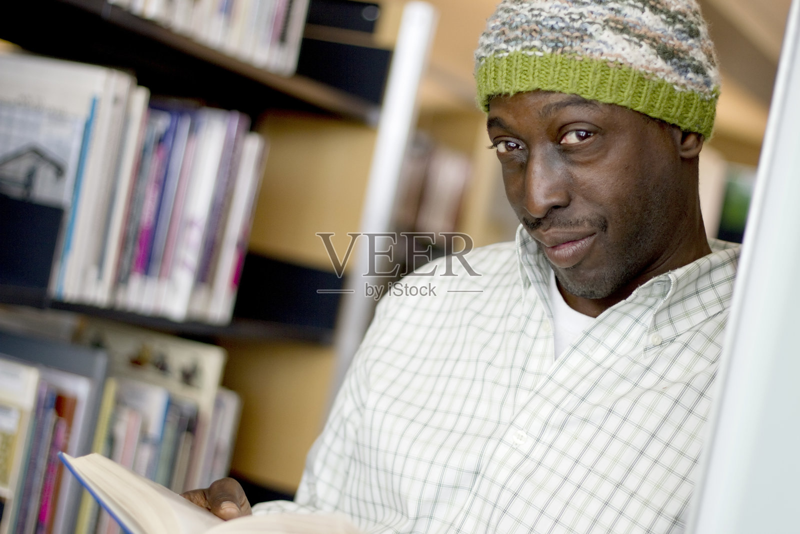 在图书馆看书的人照片摄影图片