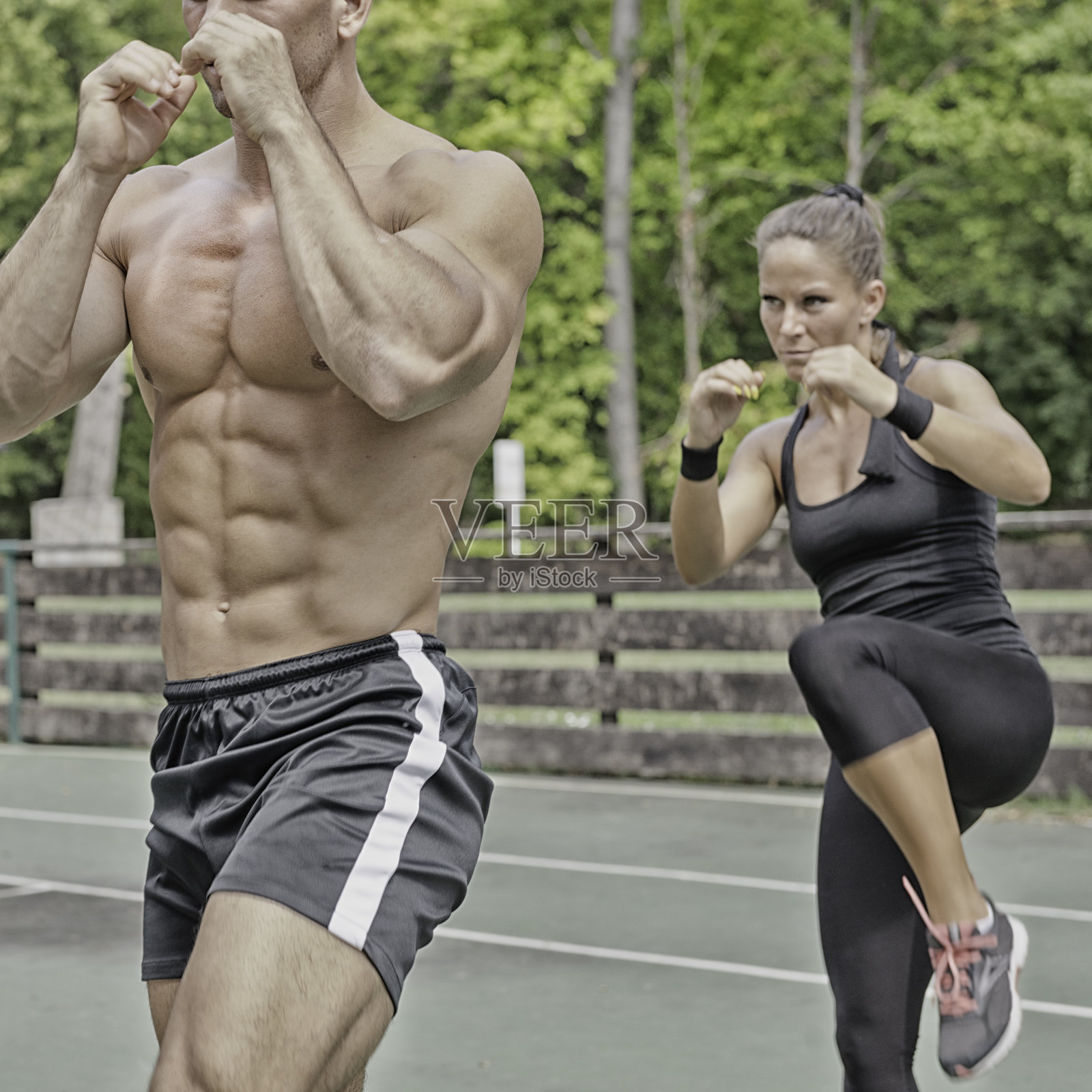 教练和女运动员在进行跆搏训练照片摄影图片