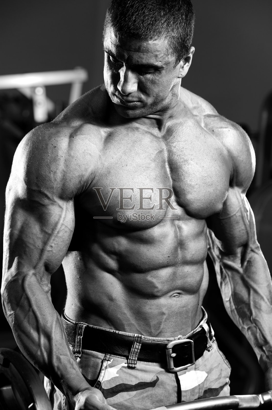 肌肉男做沉重的杠铃运动照片摄影图片