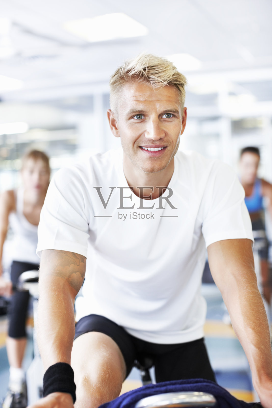 骑自行车锻炼的聪明男人照片摄影图片