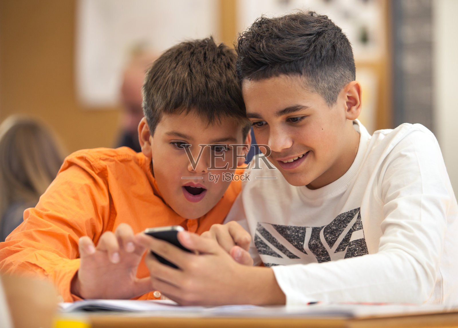 孩子们在学校使用智能手机照片摄影图片