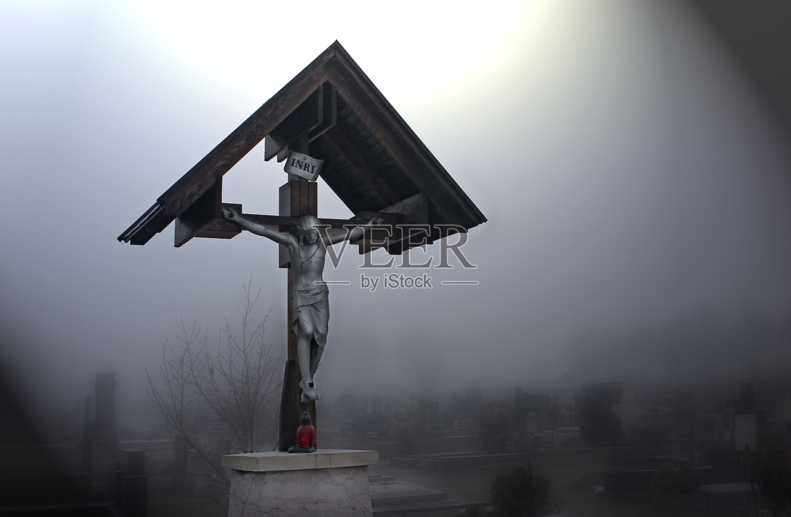 在墓地上钉十字架照片摄影图片