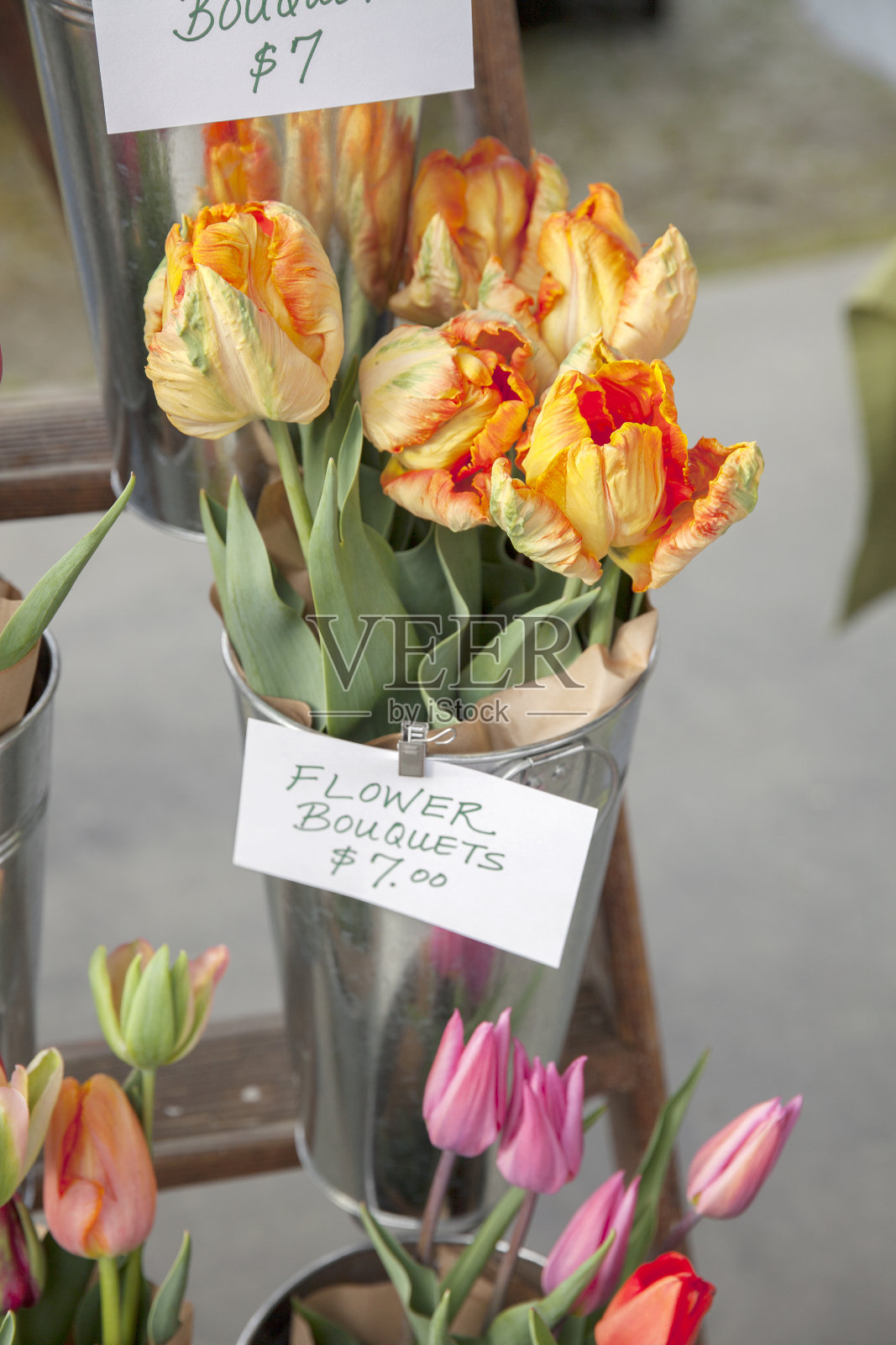 新鲜的鹦鹉郁金香在农贸市场出售照片摄影图片