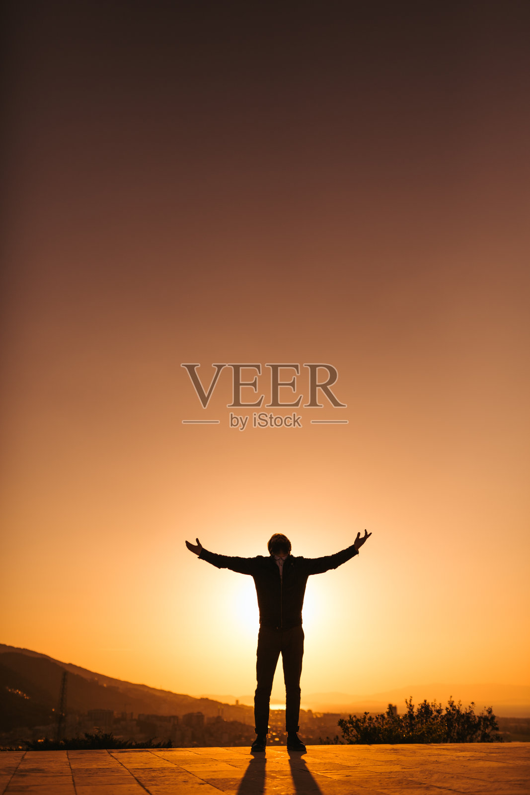 举起手臂的人的剪影照片摄影图片