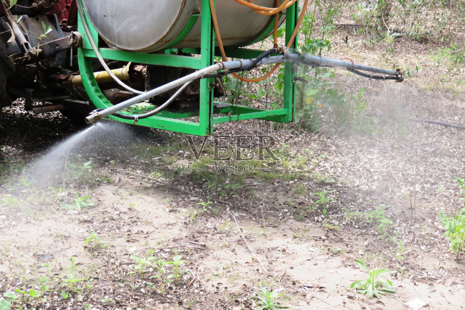 拖拉机喷洒害虫照片摄影图片