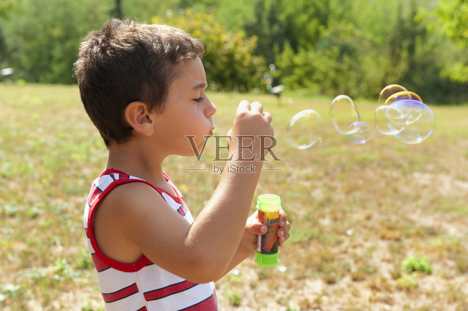 男孩吹泡泡照片摄影图片