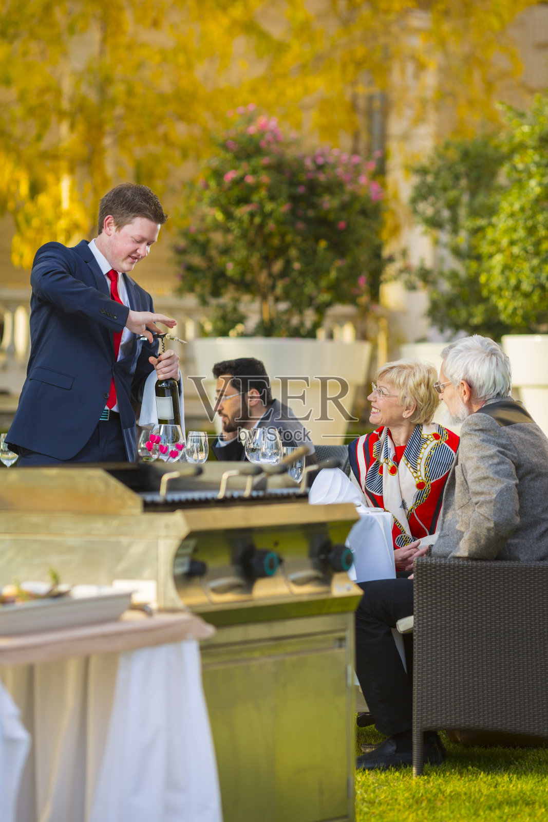 老年夫妇享受在户外餐厅的服务照片摄影图片