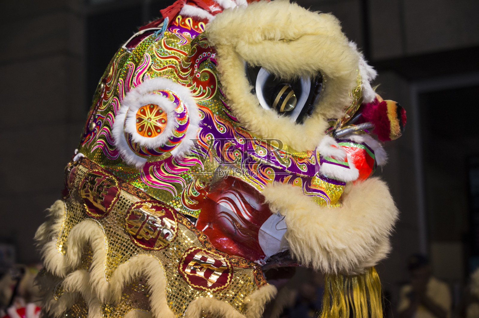 特写的中国狮子服装头在狮舞照片摄影图片