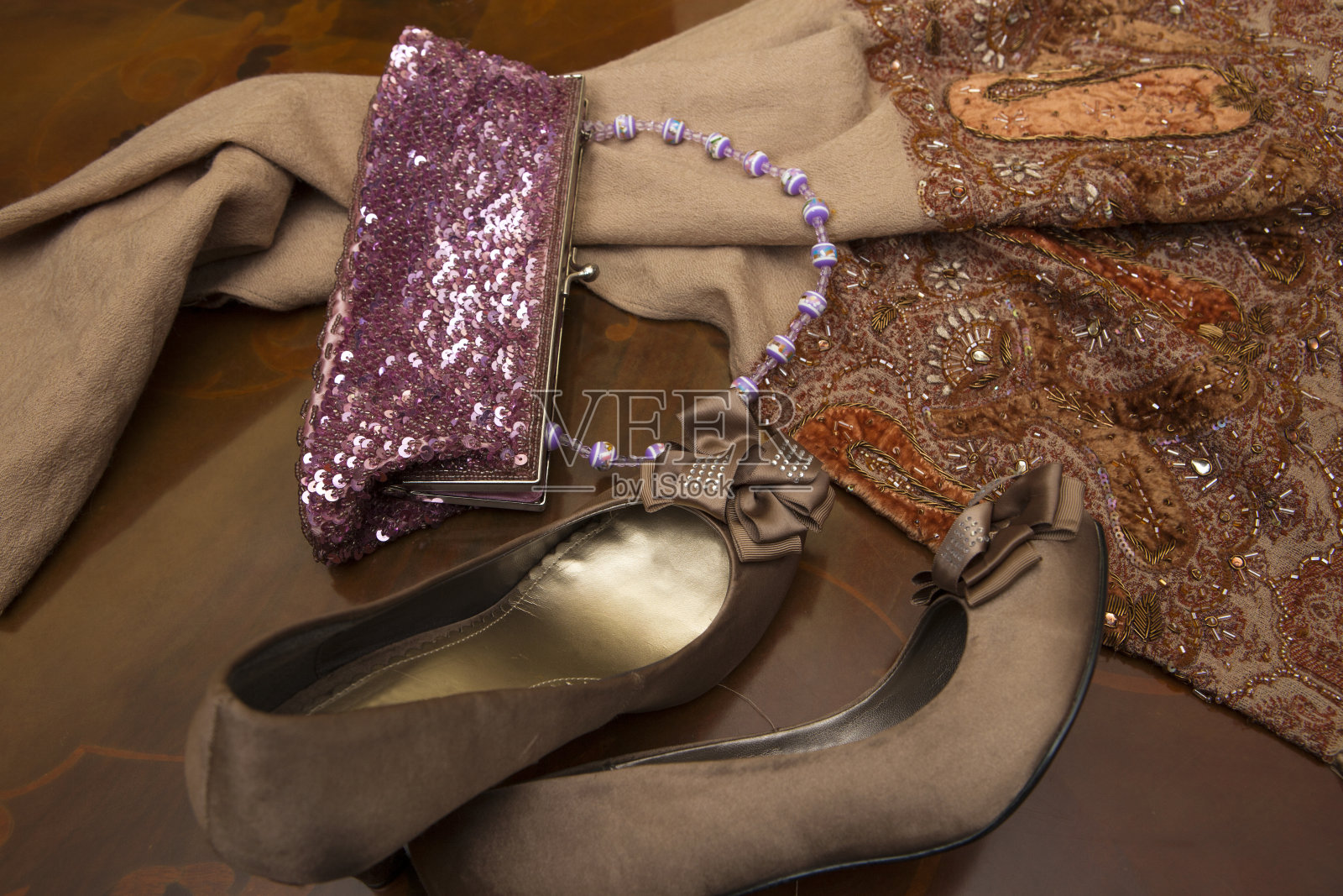 鞋子,手提包和围巾。照片摄影图片