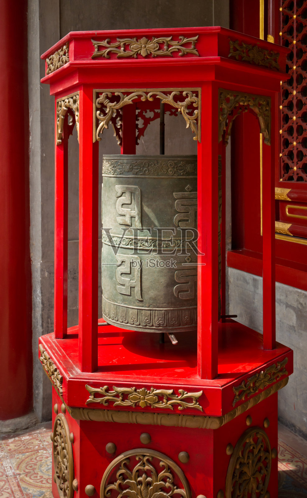中国北京北海公园庙里的金属转经轮照片摄影图片