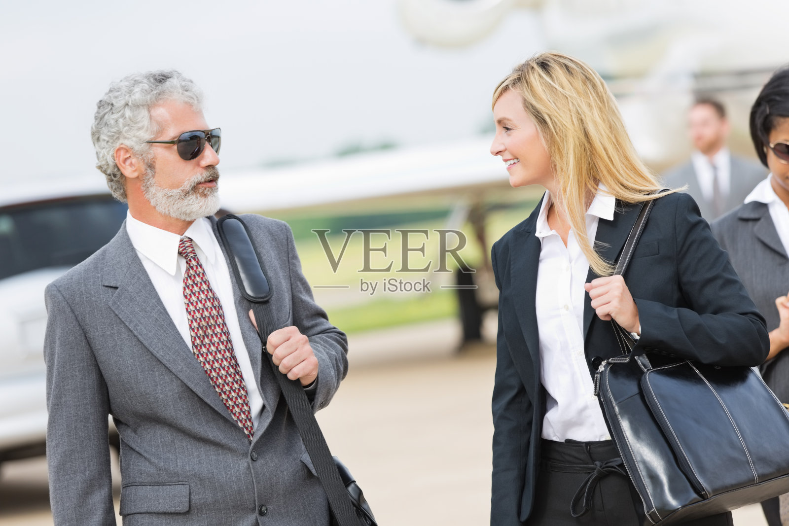 成熟的同事在登机后谈论公司的私人飞机照片摄影图片