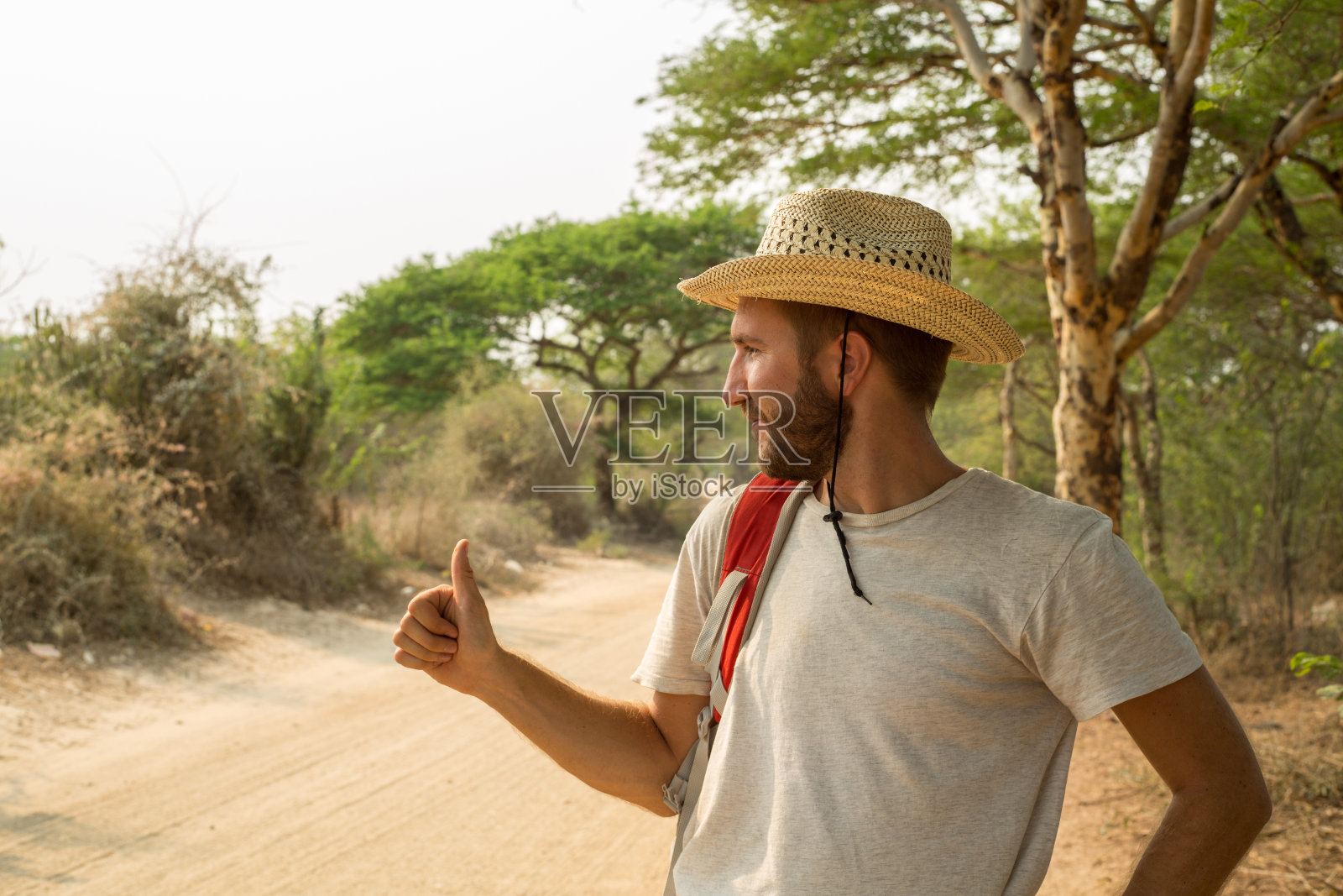 旅行者在沙漠公路搭便车照片摄影图片