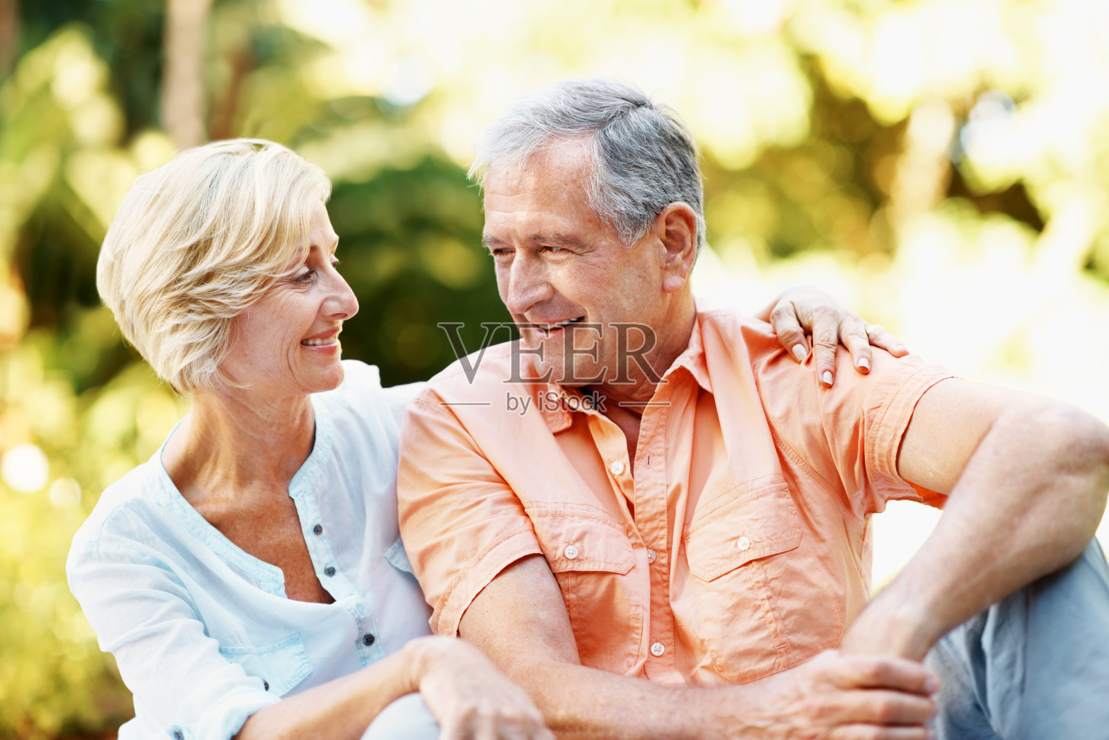 一起消磨时间是他们最喜欢的消遣照片摄影图片