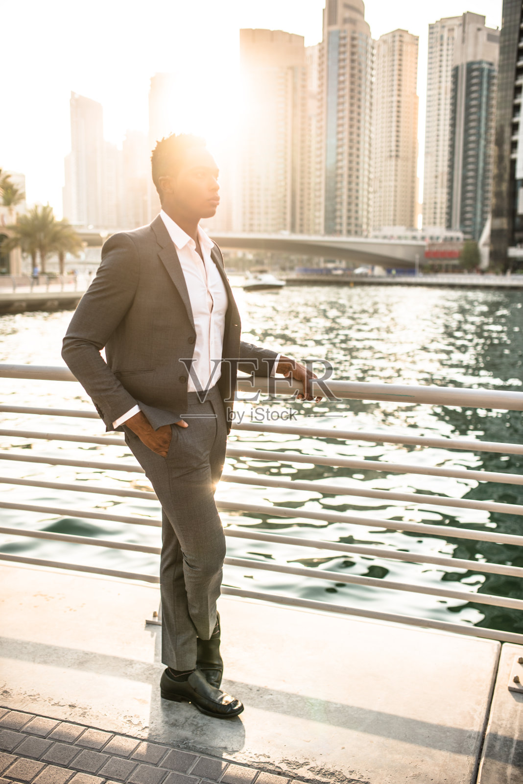 在迪拜码头长廊上的男士照片摄影图片