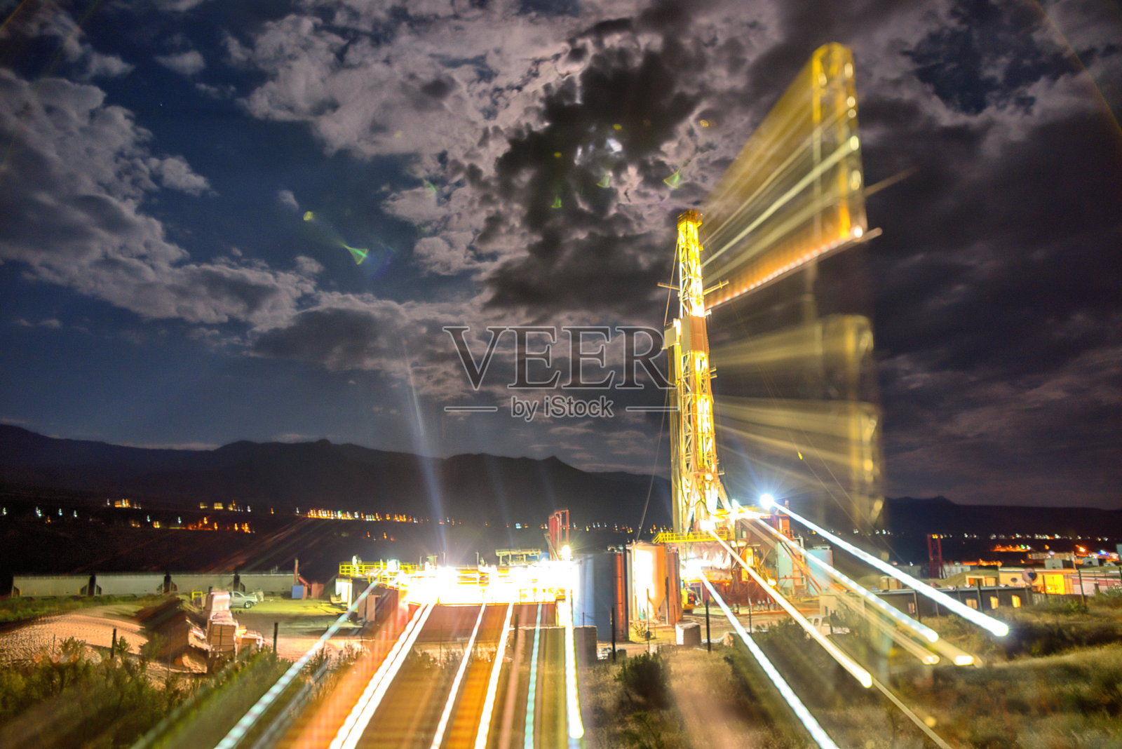 夜间水力压裂钻机照片摄影图片