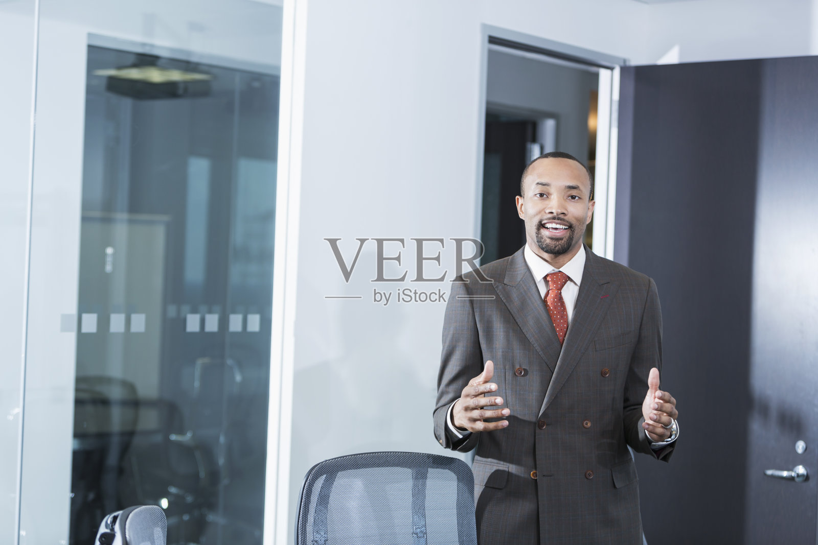 年轻黑人商业主管的肖像照片摄影图片