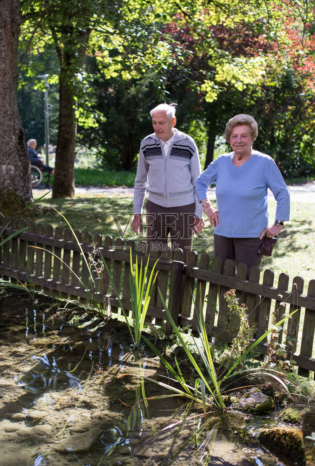 养老院里的老人照片摄影图片