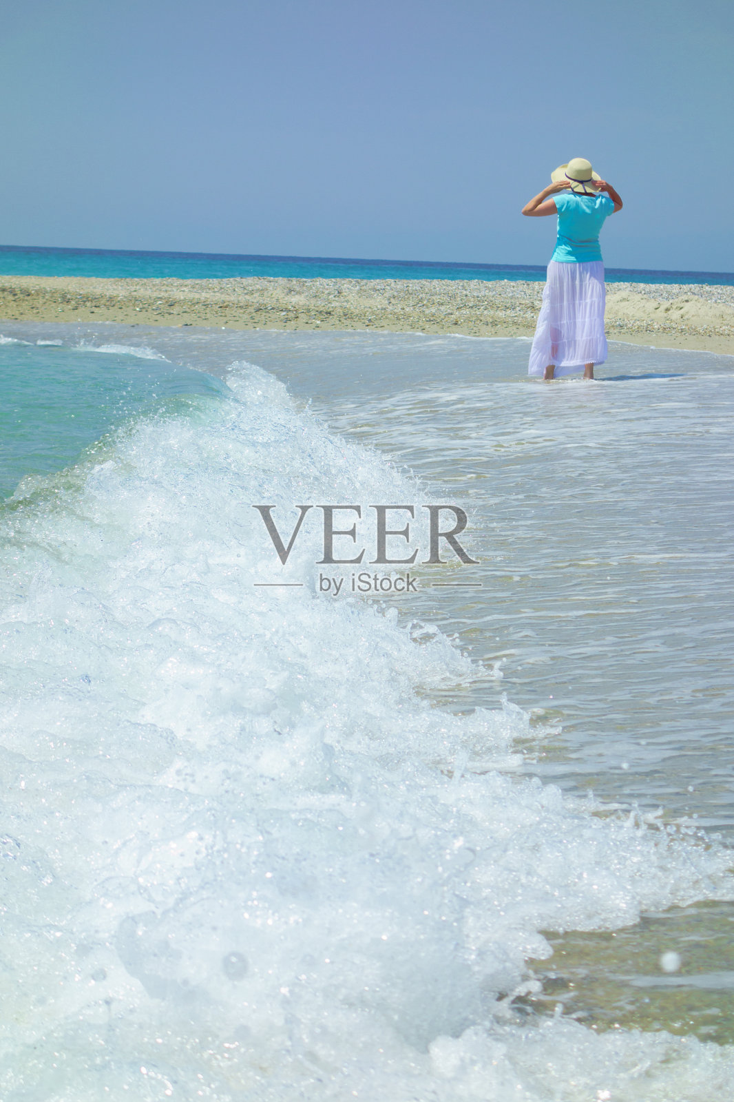 戴着帽子看海的女人照片摄影图片