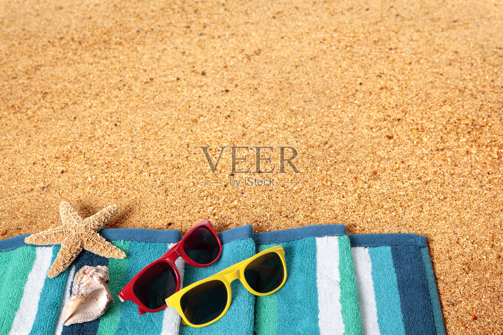 海滩背景场景与太阳镜和海星照片摄影图片