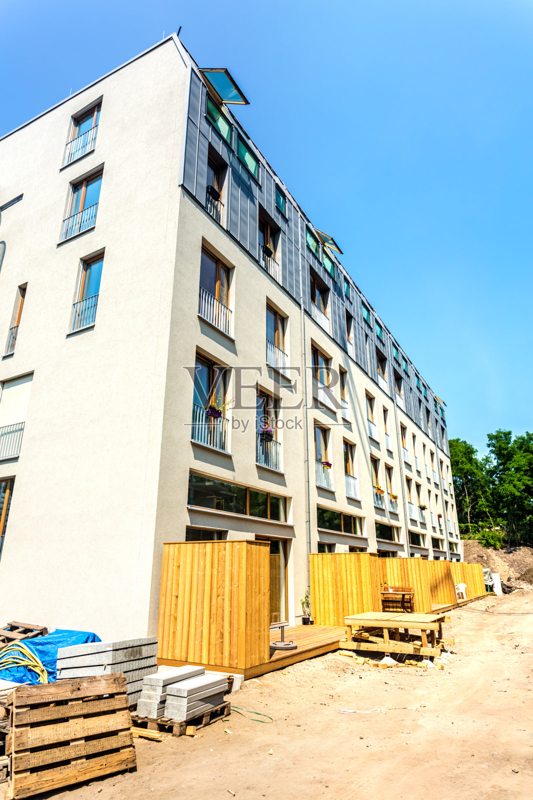 一栋公寓楼的建筑工地照片摄影图片