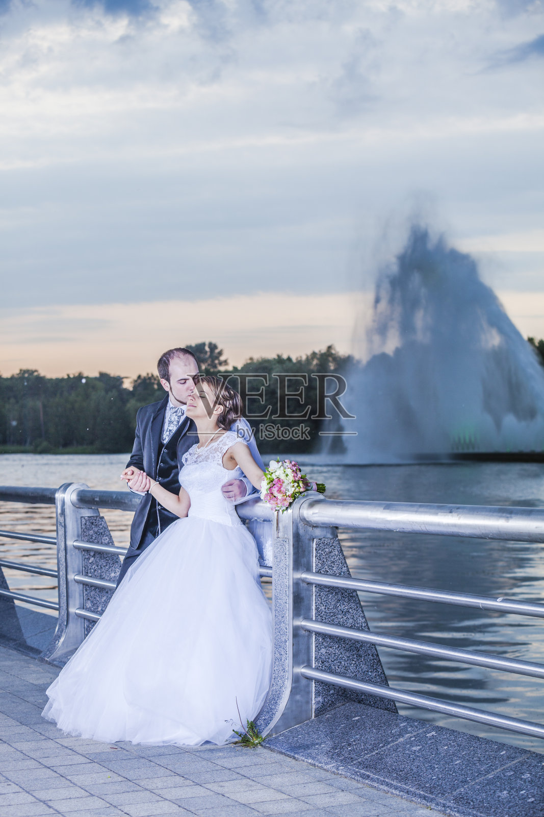 年轻美丽的新人:新郎新娘在公园与河照片摄影图片