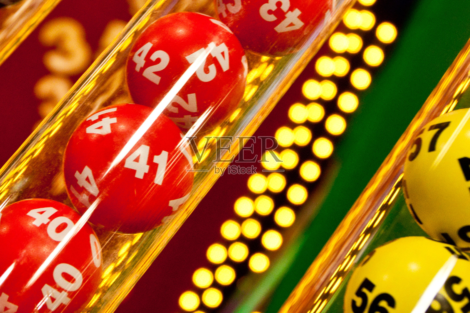 红色的彩票球在管子里照片摄影图片