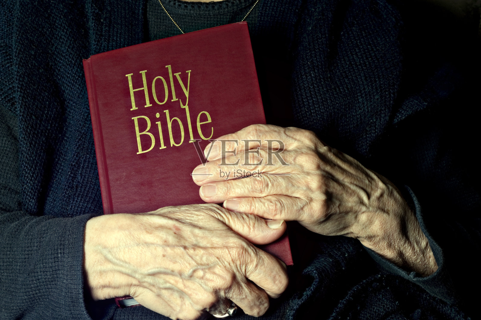 女人把圣经放在胸前照片摄影图片