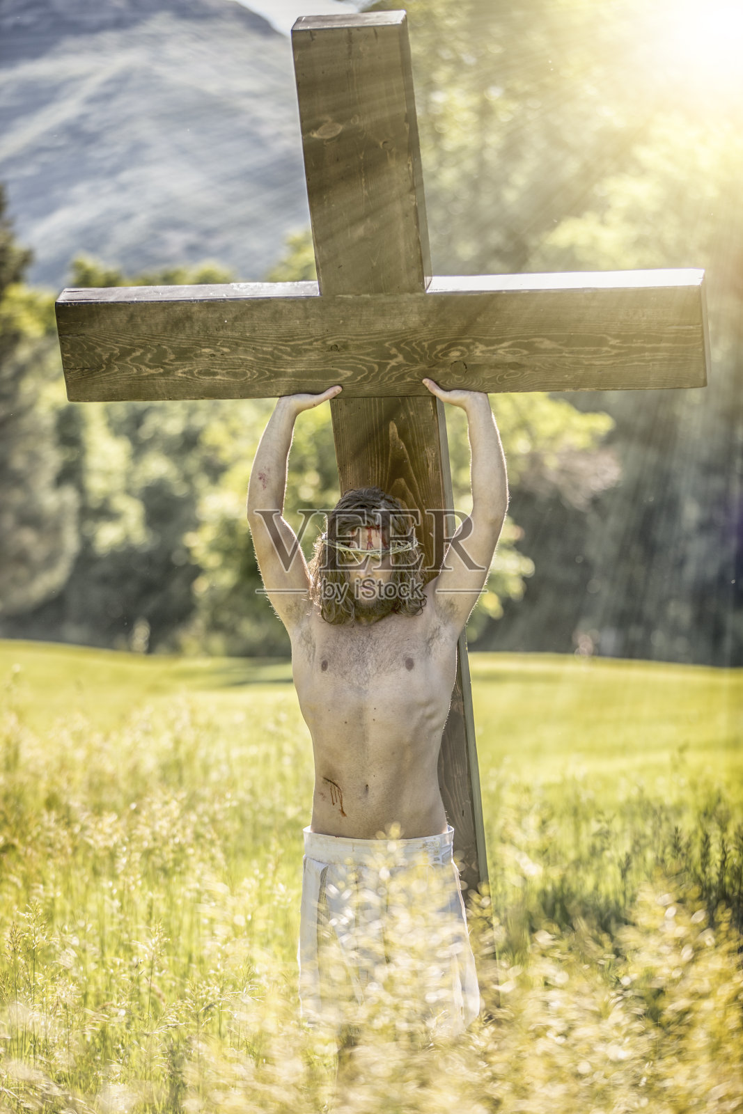 耶稣与圣光的十字架照片摄影图片