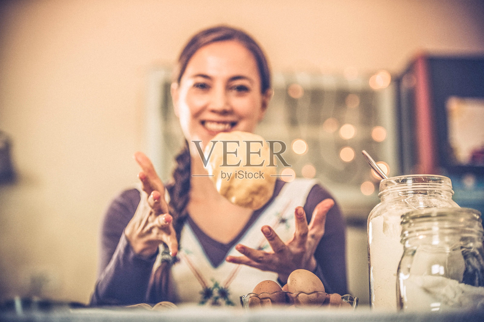 女人烤圣诞饼干照片摄影图片