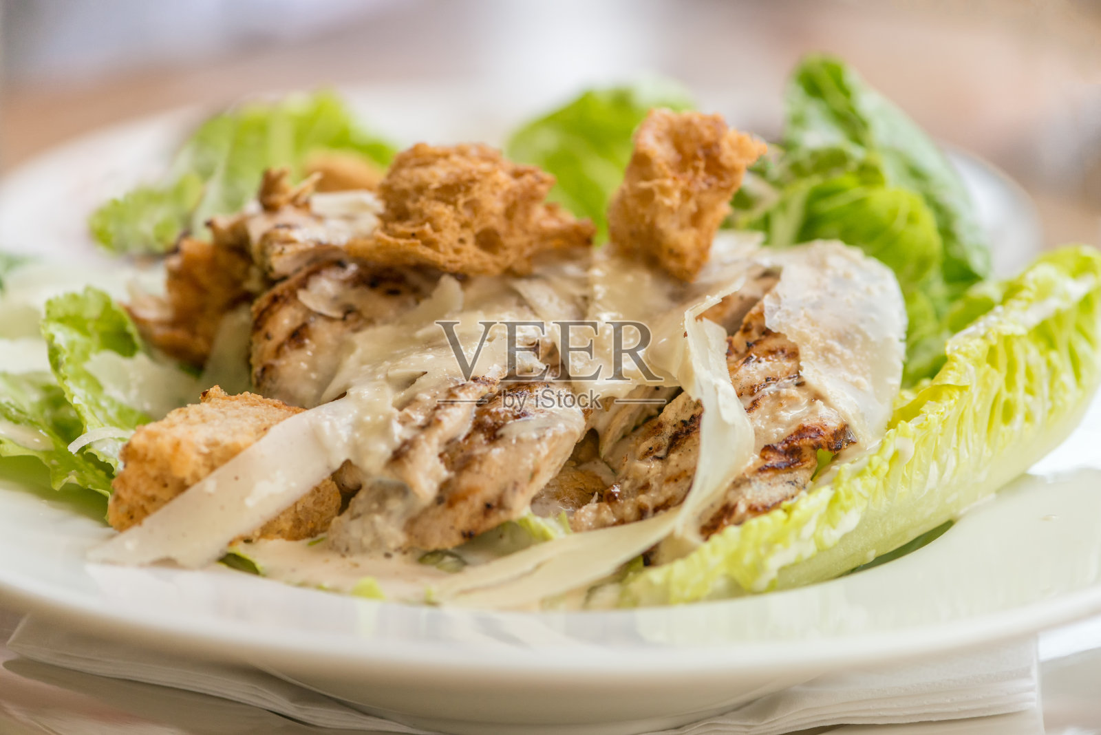 奢华餐厅白色盘子里的烤鸡肉凯撒沙拉照片摄影图片