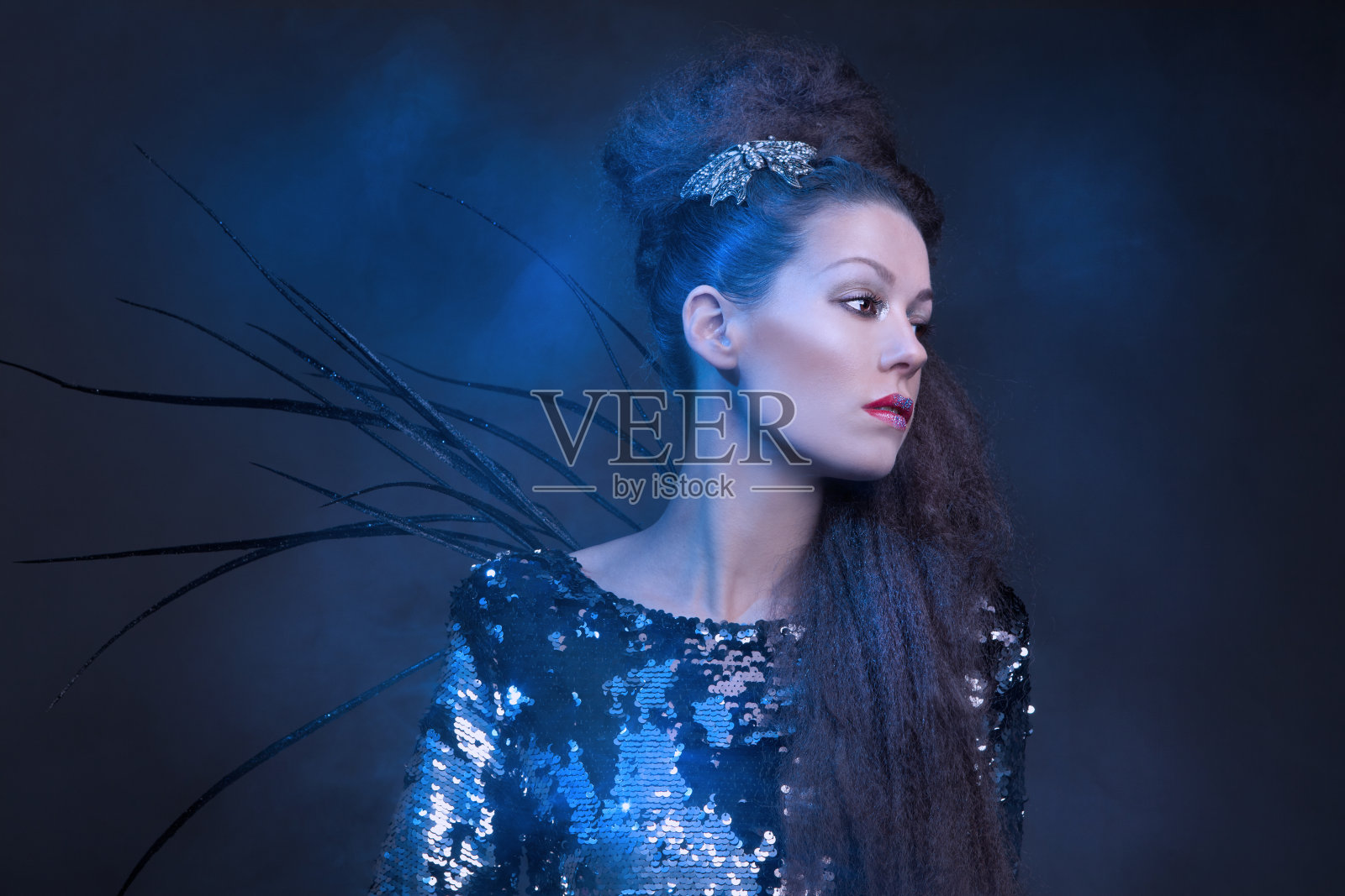 年轻女人派对上的闪亮装扮照片摄影图片