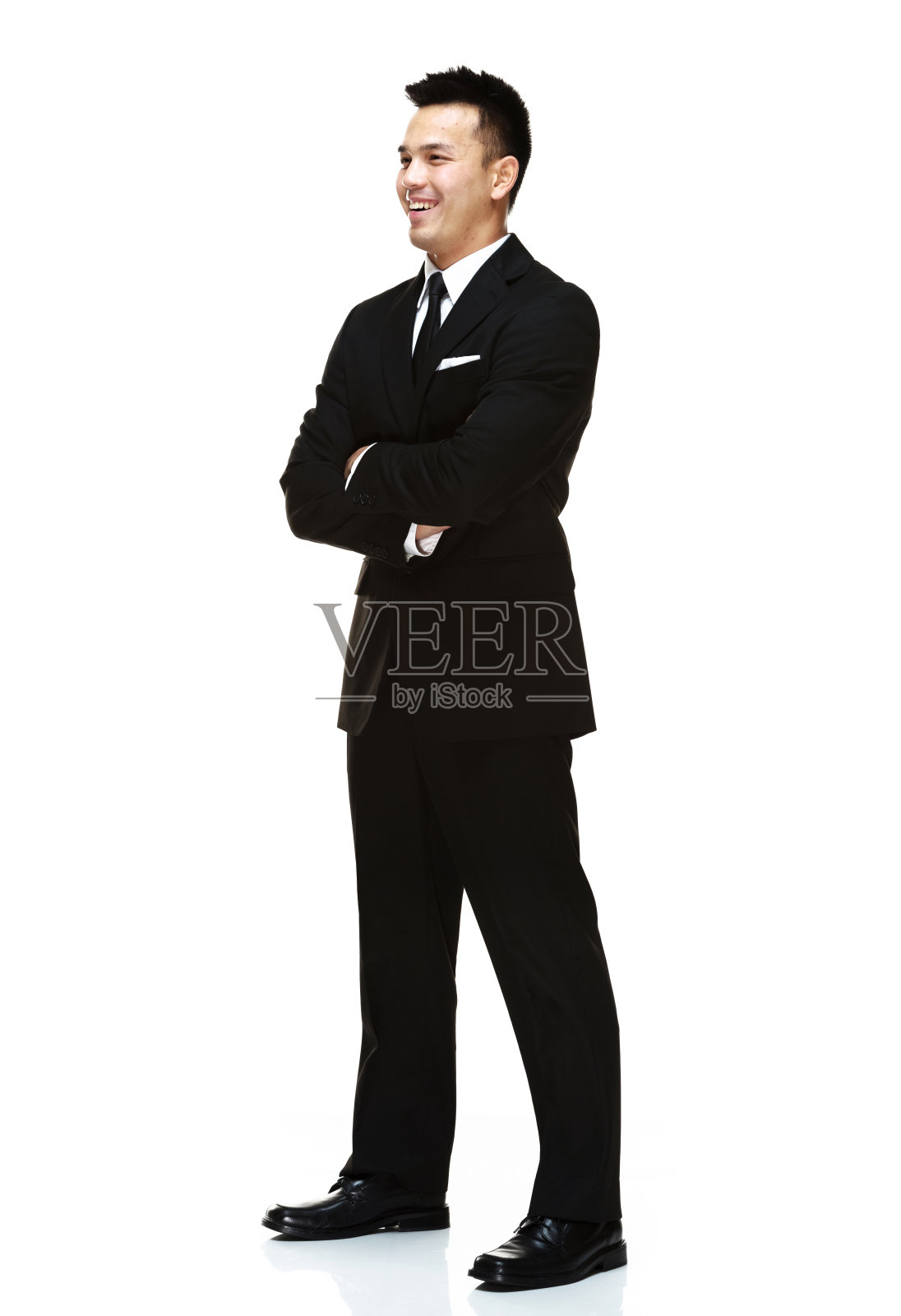 微笑的商人双臂交叉站在那里照片摄影图片