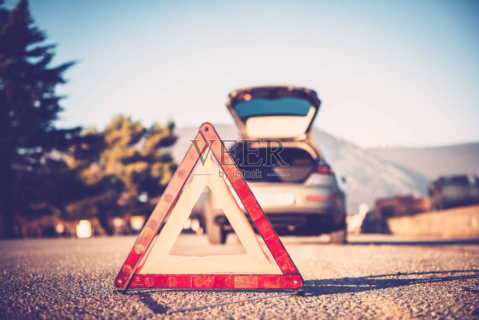 道路上的三角形警告标志照片摄影图片