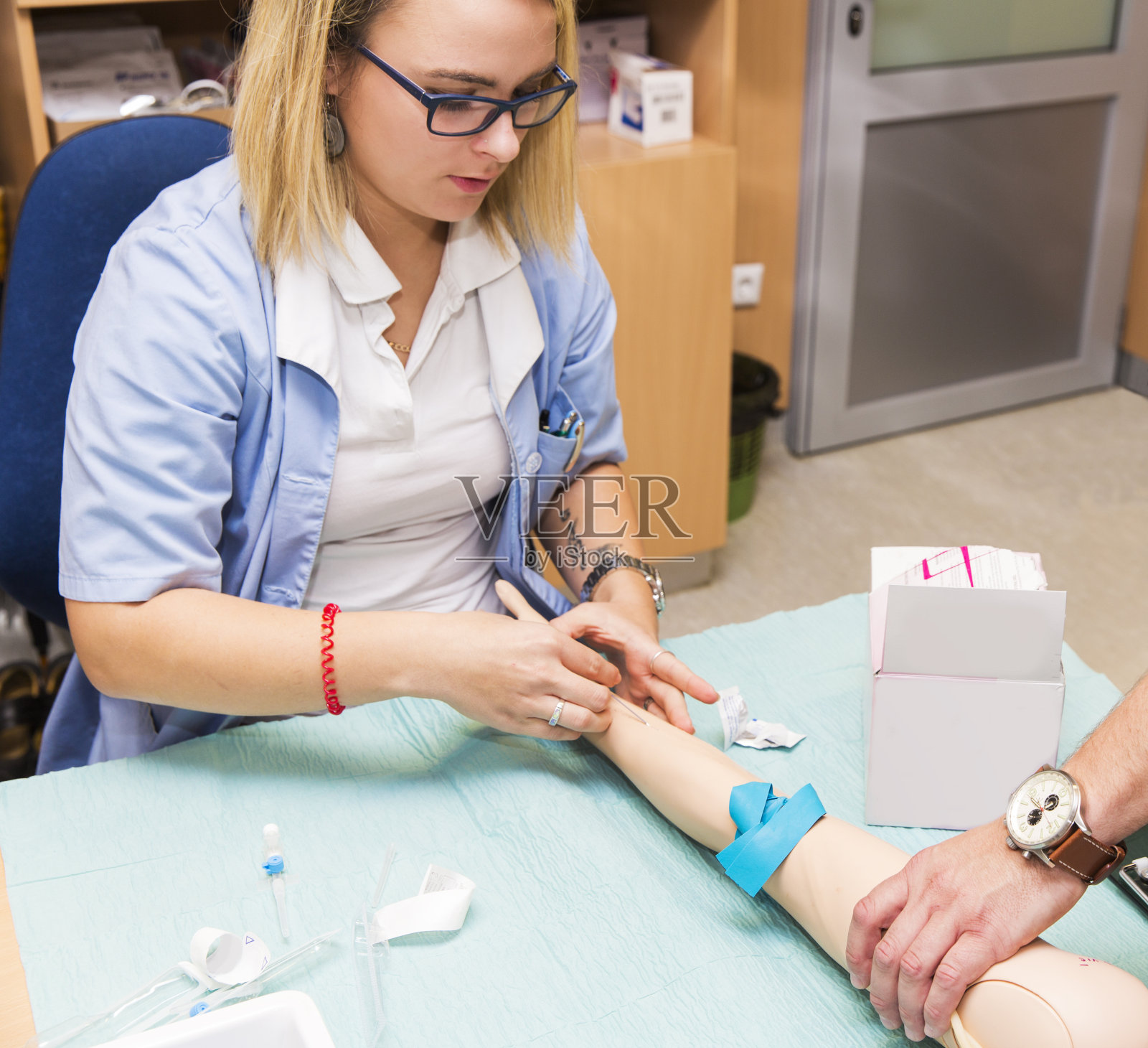 护士对假人进行静脉注射治疗照片摄影图片