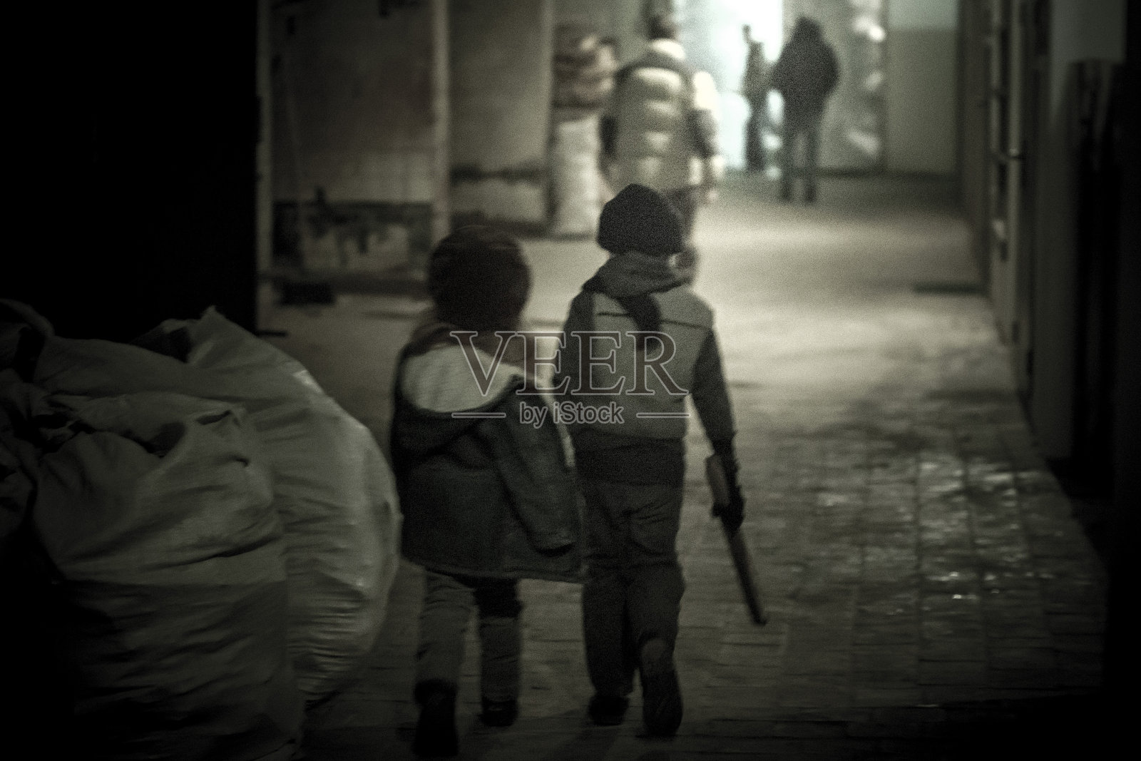 街上不必要的孩子照片摄影图片