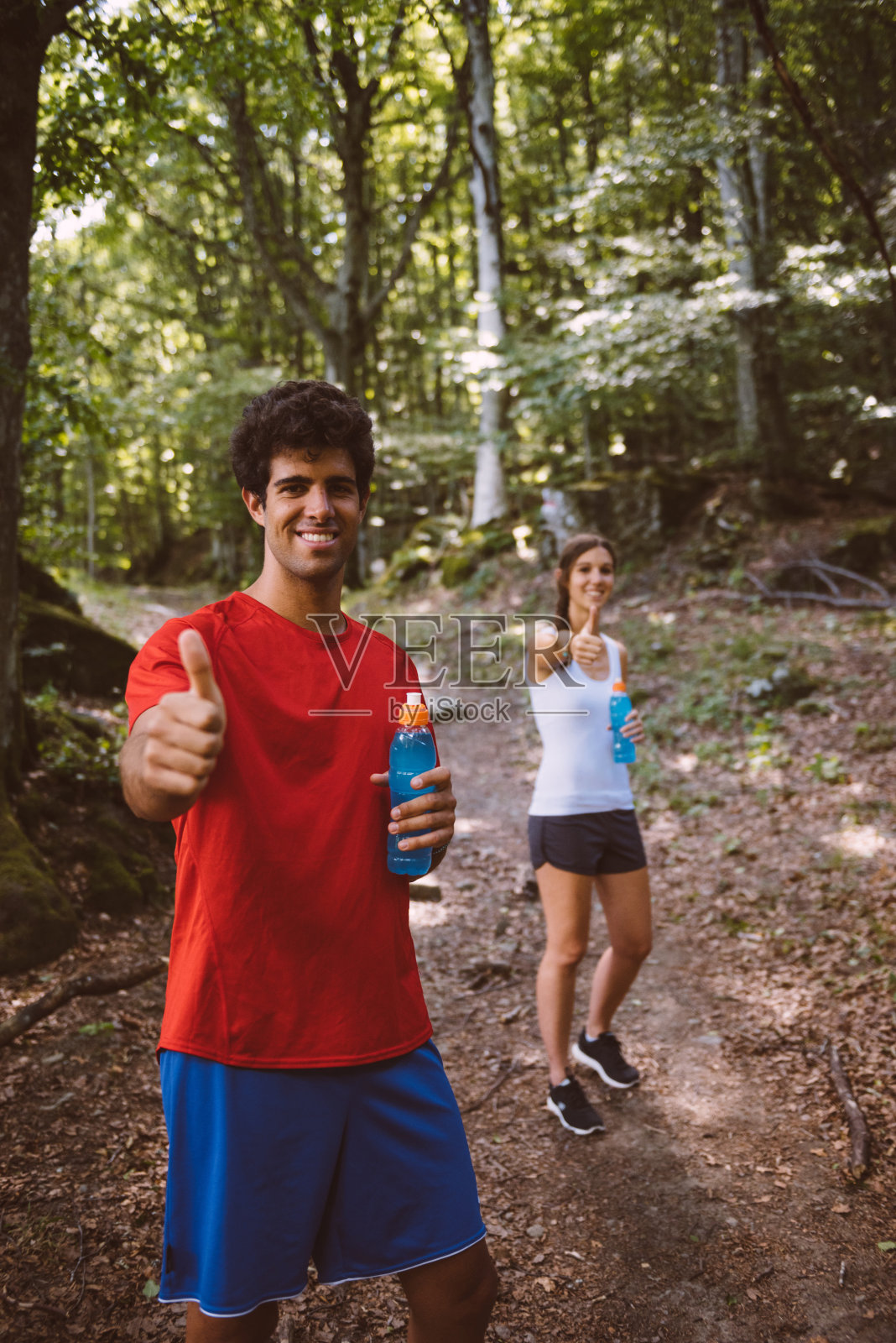 两个人在一条小路上竖起大拇指摆姿势照片摄影图片