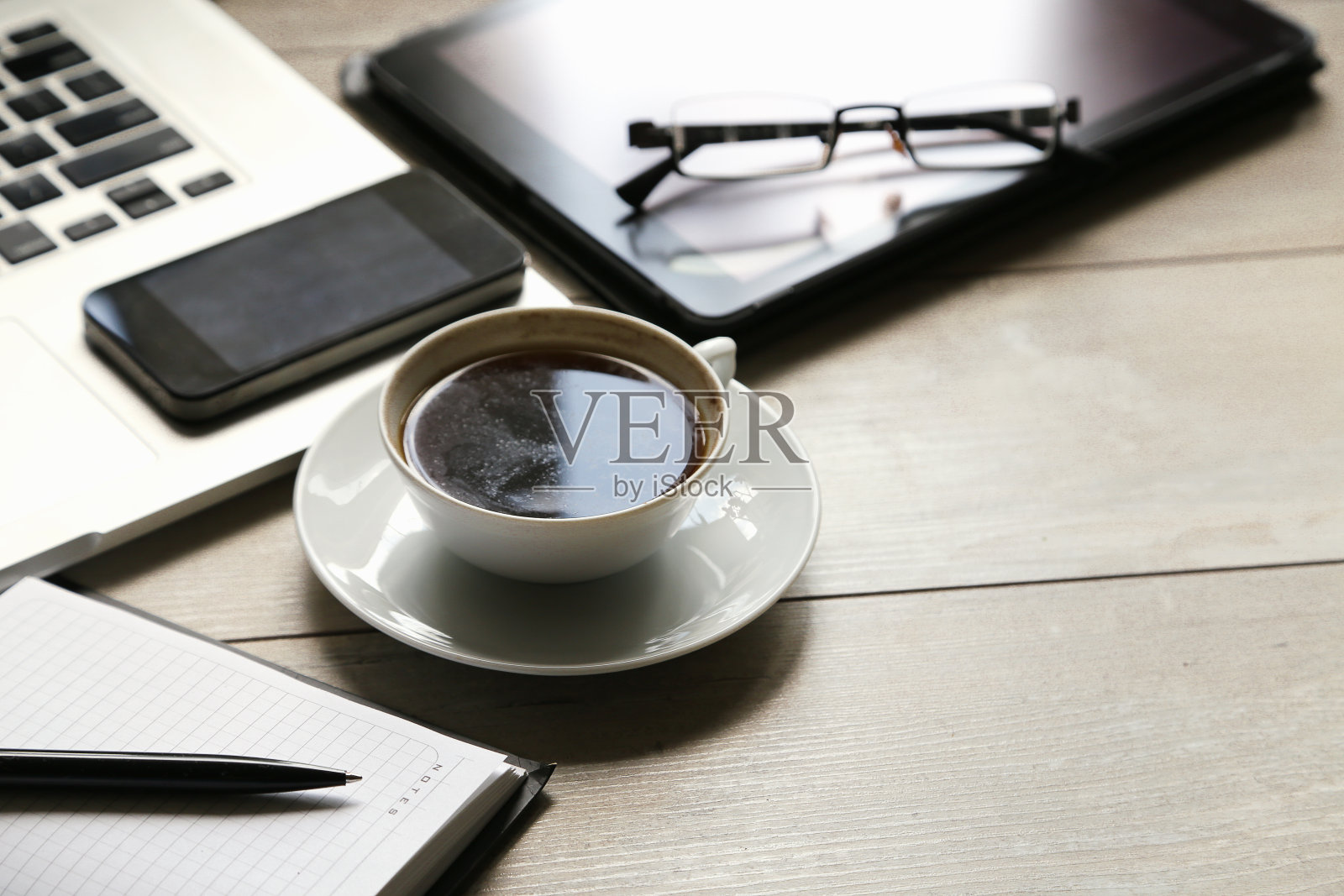 数字平板电脑,电脑配杯咖啡。照片摄影图片