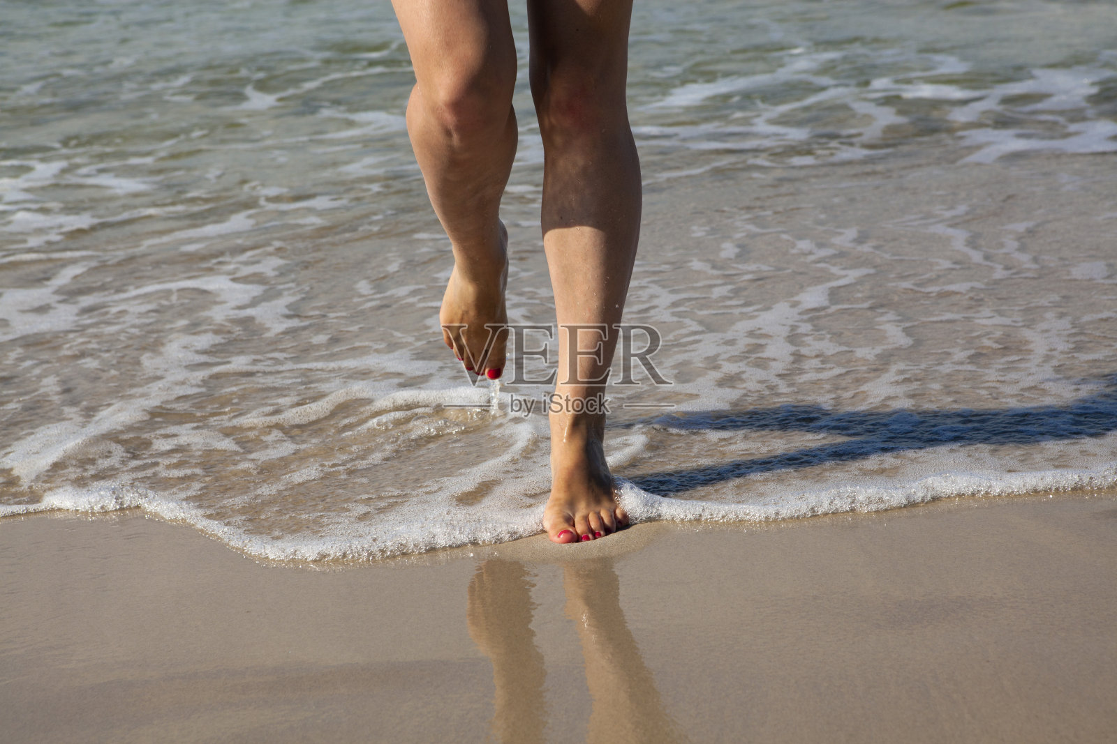 沙滩上女人的腿照片摄影图片