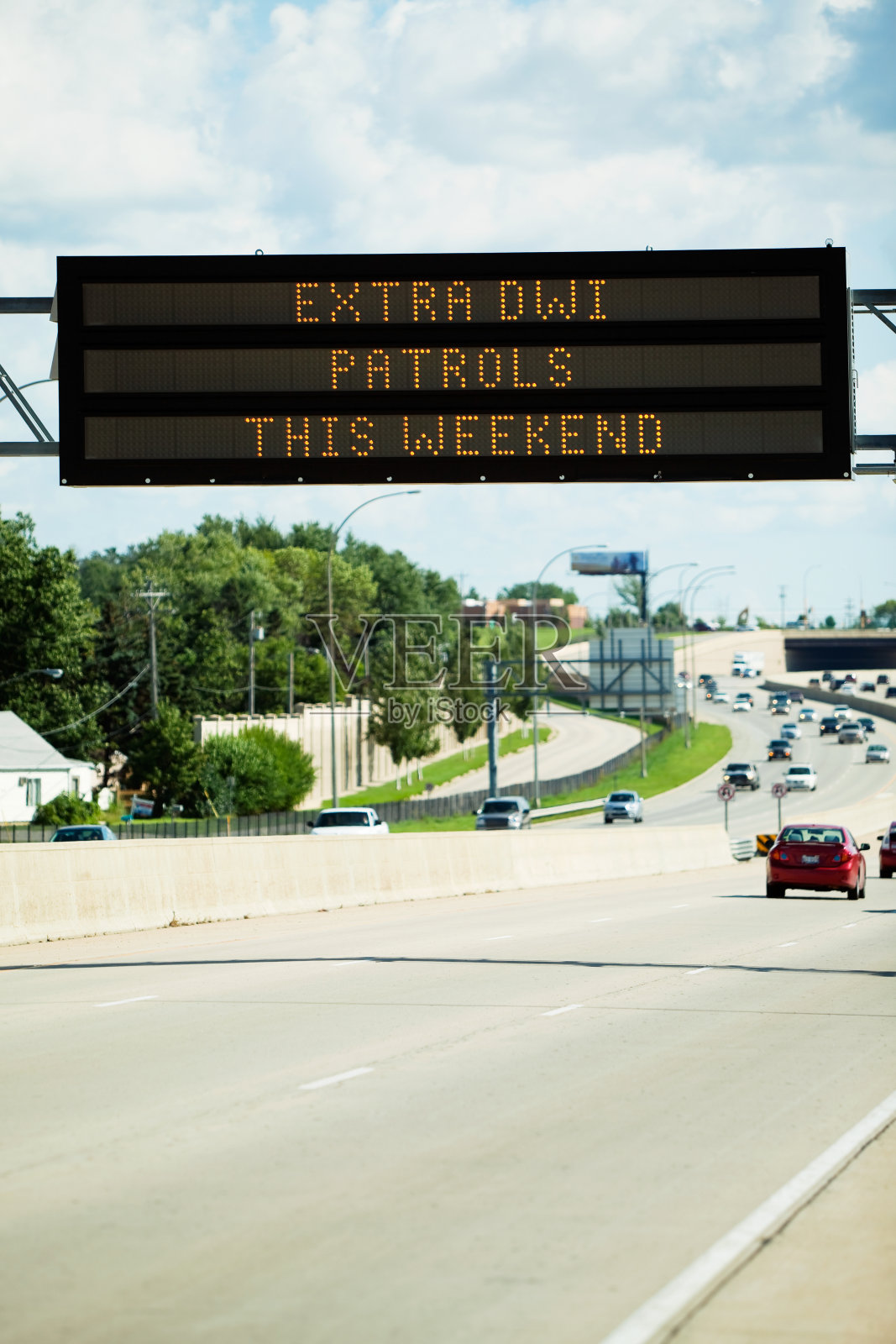 高速公路上的驾驶人员巡逻通知标志照片摄影图片