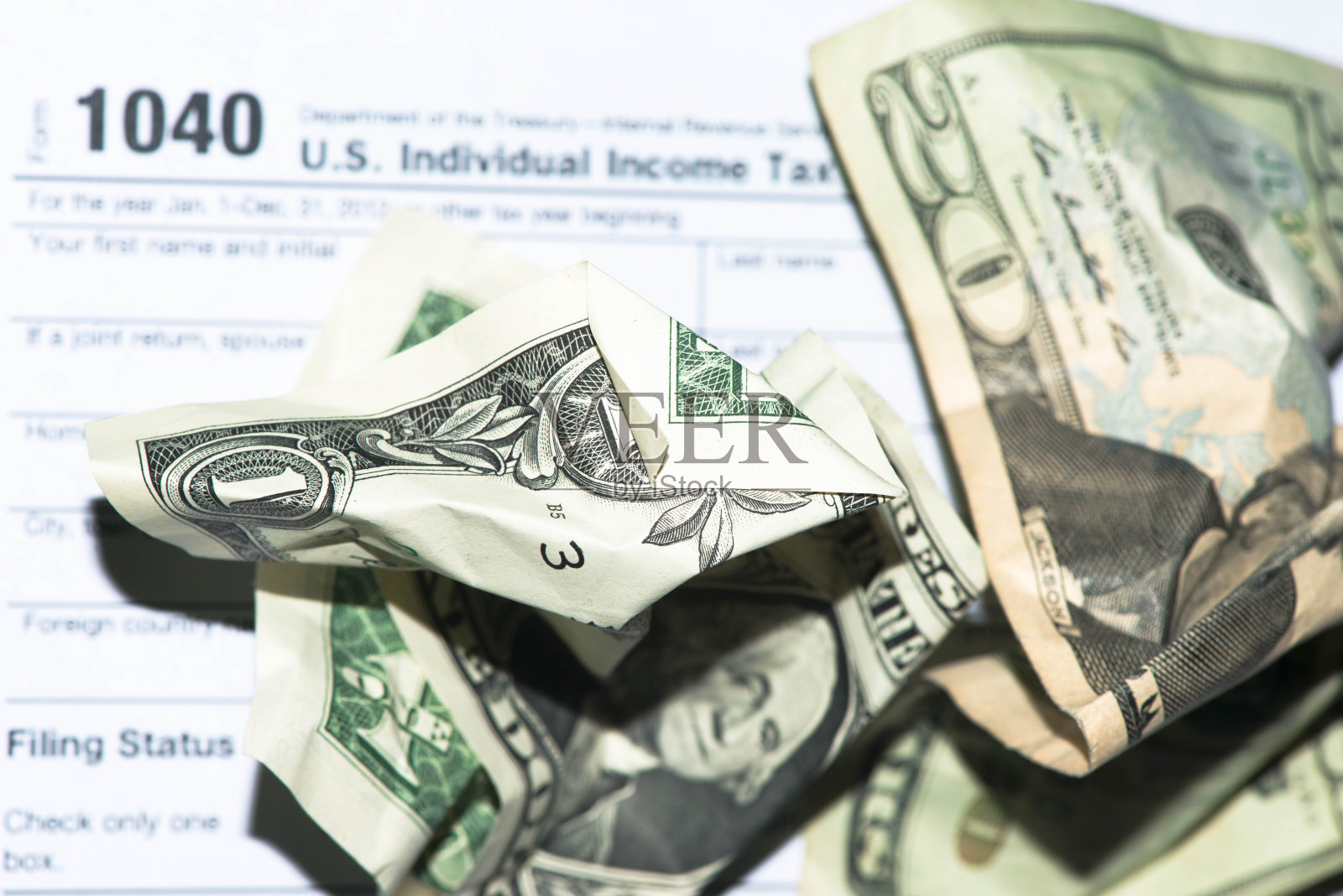 国税局税单1040和美元钞票照片摄影图片