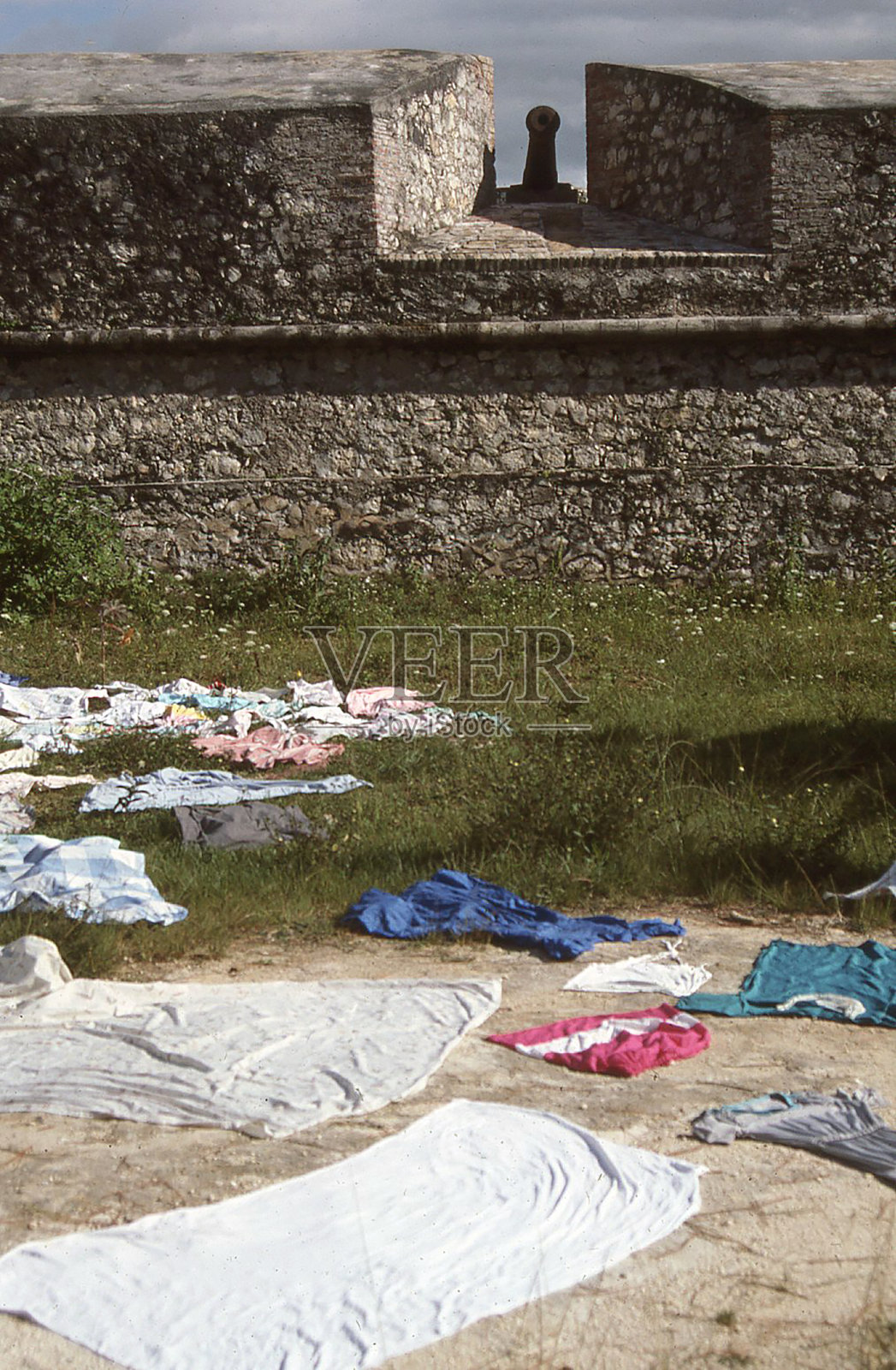 海地城的护墙上的旧大炮和洗衣房照片摄影图片