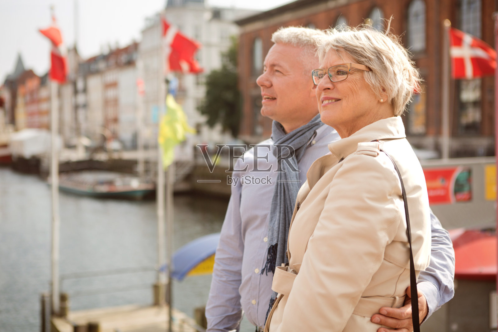 城市里一对成熟的情侣。照片摄影图片