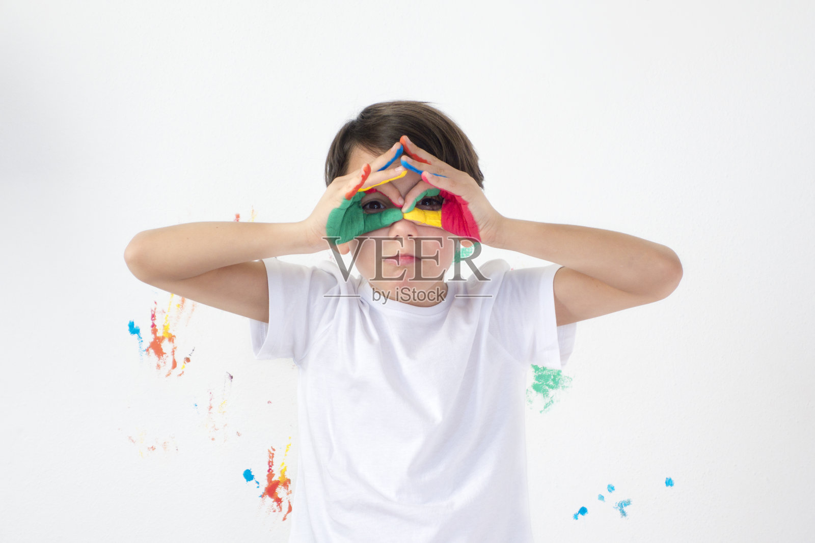 男孩在他的手上展示彩色的颜料照片摄影图片