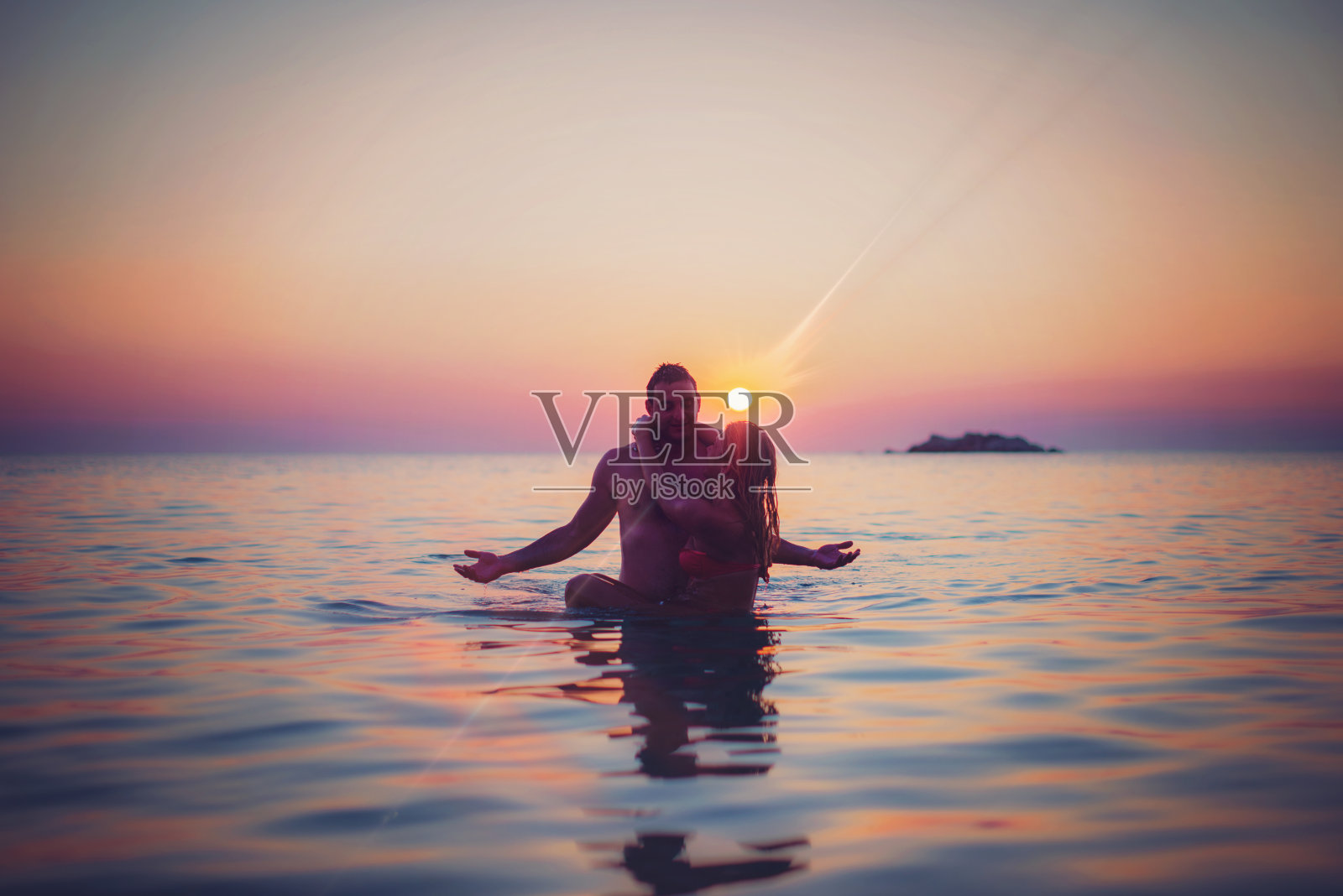 水中情侣照片摄影图片