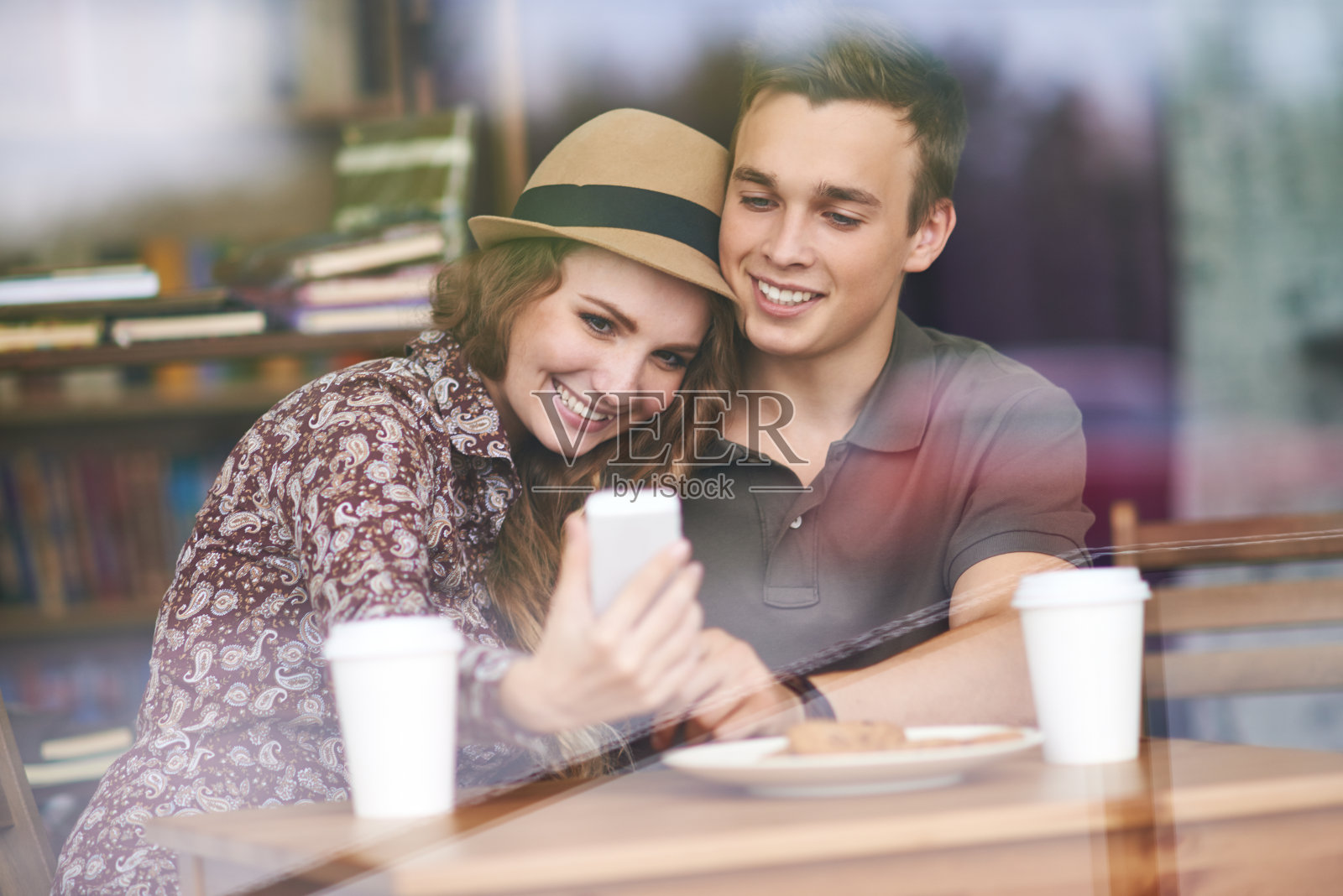 夫妇制作有问题照片摄影图片