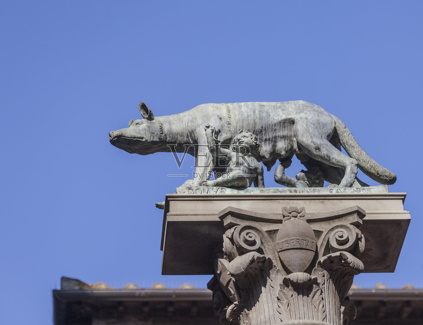 母狼正在吮吸罗穆卢斯和雷穆斯,意大利锡耶纳照片摄影图片