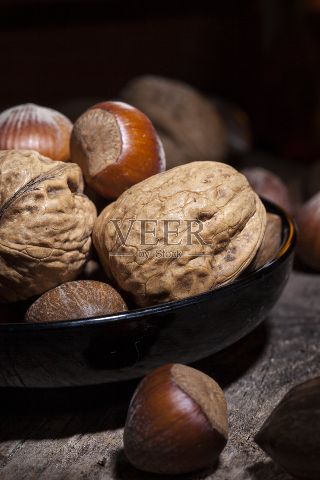 核桃、榛子、美洲山核桃木背景照片摄影图片