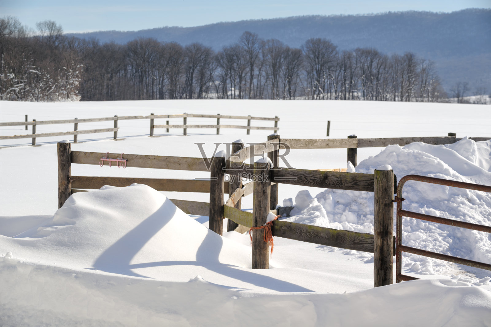 深雪中的农田和栅栏为农业背景照片摄影图片
