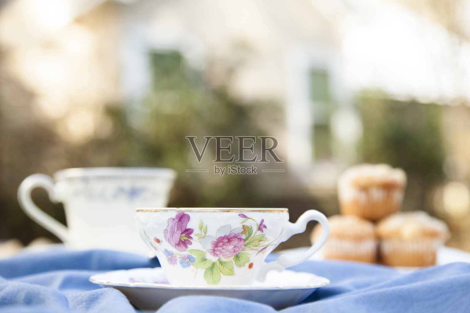 茶,有房子背景的松饼。早餐。放松。照片摄影图片